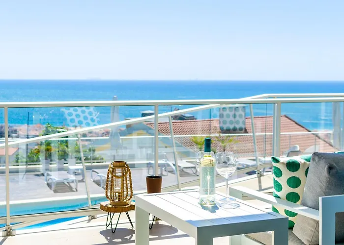 Panoramic Views - Terrace, Sea Views & Pool 아파트